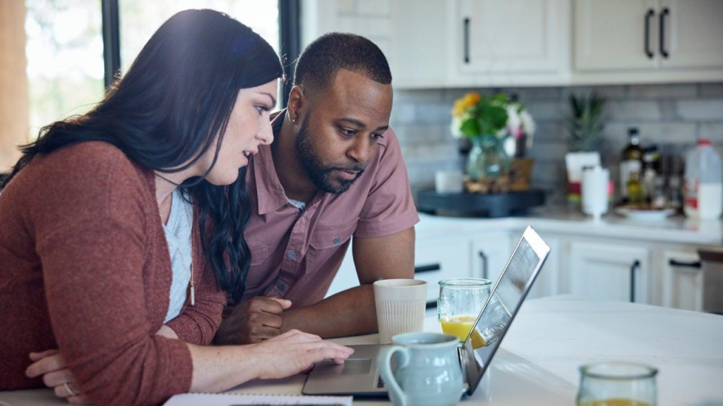 The Investment Habits Quietly Shaping Long-Term Wealth Across America